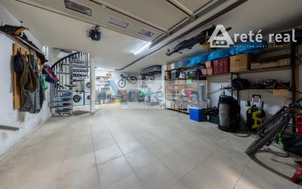 ARETÉ REAL – PREDAJ BUDOVY NA ŠPORTOVÉ A REKREAČNÉ ÚČELY S TROMA CHATKAMI, MODRA, HARMÓNIA