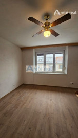 Areté real - Prenájom veľmi pekného, priestranného 3,5-izbového bytu s parkovacím miestom, Pezinok, ul. Cajlanská