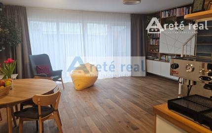 ARETÉ REAL- PRENÁJOM  KRÁSNEHO,KOMPLETNE ZARIADENÉHO 4 IZB.DOMU  V NOVOSTAVBE, 2 PARKOVACIE STÁTIA-VINOSADY