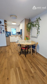 ARETÉ REAL- PRENÁJOM  KRÁSNEHO,KOMPLETNE ZARIADENÉHO 4 IZB.DOMU  V NOVOSTAVBE, 2 PARKOVACIE STÁTIA-VINOSADY