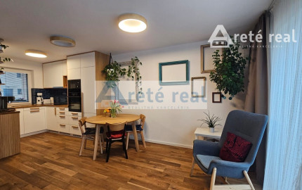 ARETÉ REAL- PRENÁJOM  KRÁSNEHO,KOMPLETNE ZARIADENÉHO 4 IZB.DOMU  V NOVOSTAVBE, 2 PARKOVACIE STÁTIA-VINOSADY
