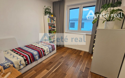 ARETÉ REAL- PRENÁJOM  KRÁSNEHO,KOMPLETNE ZARIADENÉHO 4 IZB.DOMU  V NOVOSTAVBE, 2 PARKOVACIE STÁTIA-VINOSADY