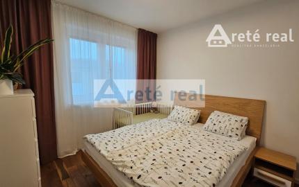 ARETÉ REAL- PRENÁJOM  KRÁSNEHO,KOMPLETNE ZARIADENÉHO 4 IZB.DOMU  V NOVOSTAVBE, 2 PARKOVACIE STÁTIA-VINOSADY