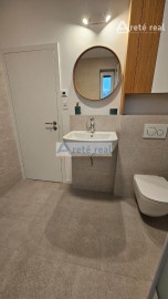 ARETÉ REAL- PRENÁJOM  KRÁSNEHO,KOMPLETNE ZARIADENÉHO 4 IZB.DOMU  V NOVOSTAVBE, 2 PARKOVACIE STÁTIA-VINOSADY