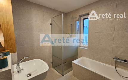 ARETÉ REAL- PRENÁJOM  KRÁSNEHO,KOMPLETNE ZARIADENÉHO 4 IZB.DOMU  V NOVOSTAVBE, 2 PARKOVACIE STÁTIA-VINOSADY