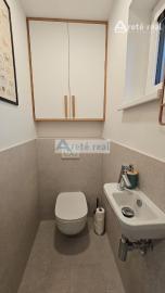 ARETÉ REAL- PRENÁJOM  KRÁSNEHO,KOMPLETNE ZARIADENÉHO 4 IZB.DOMU  V NOVOSTAVBE, 2 PARKOVACIE STÁTIA-VINOSADY