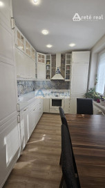 Areté real - Rezervovane! Predaj veľmi pekného, výborne dispozične riešeného, zrekonštruovaného 2-izbového bytu s balkónom v centre Pezinka, ul. Záhradná