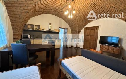 ARETÉ REAL – PREDAJ RODINNÉHO DOMU S NEBYTOVÝMI  BUDOVAMI KONČIACIMI NÁDÁHERNOU ZÁHRADOU A MESTSKÝMI HRADBAMI V CENTRE MODRY, ŠTÚROVA