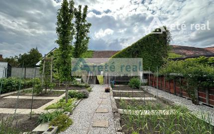 ARETÉ REAL – PREDAJ RODINNÉHO DOMU S NEBYTOVÝMI  BUDOVAMI KONČIACIMI NÁDÁHERNOU ZÁHRADOU A MESTSKÝMI HRADBAMI V CENTRE MODRY, ŠTÚROVA