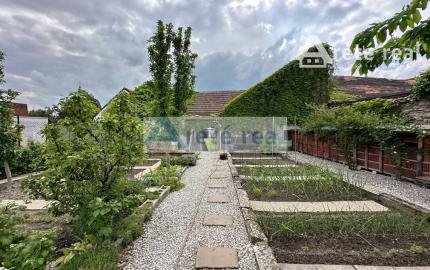 ARETÉ REAL – PREDAJ RODINNÉHO DOMU S NEBYTOVÝMI  BUDOVAMI KONČIACIMI NÁDÁHERNOU ZÁHRADOU A MESTSKÝMI HRADBAMI V CENTRE MODRY, ŠTÚROVA