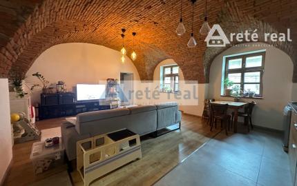 ARETÉ REAL – PREDAJ RODINNÉHO DOMU S NEBYTOVÝMI  BUDOVAMI KONČIACIMI NÁDÁHERNOU ZÁHRADOU A MESTSKÝMI HRADBAMI V CENTRE MODRY, ŠTÚROVA