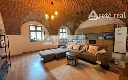 ARETÉ REAL – PREDAJ RODINNÉHO DOMU S NEBYTOVÝMI  BUDOVAMI KONČIACIMI NÁDÁHERNOU ZÁHRADOU A MESTSKÝMI HRADBAMI V CENTRE MODRY, ŠTÚROVA