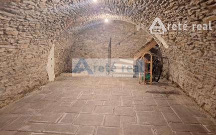 ARETÉ REAL – PREDAJ RODINNÉHO DOMU S NEBYTOVÝMI  BUDOVAMI KONČIACIMI NÁDÁHERNOU ZÁHRADOU A MESTSKÝMI HRADBAMI V CENTRE MODRY, ŠTÚROVA