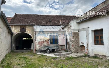 ARETÉ REAL – PREDAJ RODINNÉHO DOMU S NEBYTOVÝMI  BUDOVAMI KONČIACIMI NÁDÁHERNOU ZÁHRADOU A MESTSKÝMI HRADBAMI V CENTRE MODRY, ŠTÚROVA