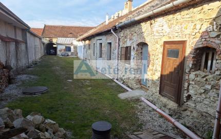 ARETÉ REAL – PREDAJ RODINNÉHO DOMU S NEBYTOVÝMI  BUDOVAMI KONČIACIMI NÁDÁHERNOU ZÁHRADOU A MESTSKÝMI HRADBAMI V CENTRE MODRY, ŠTÚROVA