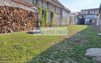 ARETÉ REAL – PREDAJ RODINNÉHO DOMU S NEBYTOVÝMI  BUDOVAMI KONČIACIMI NÁDÁHERNOU ZÁHRADOU A MESTSKÝMI HRADBAMI V CENTRE MODRY, ŠTÚROVA