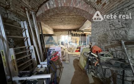 ARETÉ REAL – PREDAJ RODINNÉHO DOMU S NEBYTOVÝMI  BUDOVAMI KONČIACIMI NÁDÁHERNOU ZÁHRADOU A MESTSKÝMI HRADBAMI V CENTRE MODRY, ŠTÚROVA