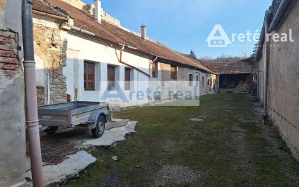 ARETÉ REAL – PREDAJ STAVEBNÉHO POZEMKU S RODINNÝM DOMOM, NEBYTOVÝMI BUDOVAMI A NÁDÁHERNOU ZÁHRADOU V CENTRE MODRY, ŠTÚROVA