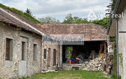 ARETÉ REAL – PREDAJ STAVEBNÉHO POZEMKU S RODINNÝM DOMOM, NEBYTOVÝMI BUDOVAMI A NÁDÁHERNOU ZÁHRADOU V CENTRE MODRY, ŠTÚROVA