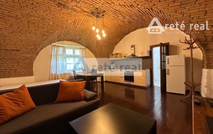 ARETÉ REAL – PREDAJ STAVEBNÉHO POZEMKU S RODINNÝM DOMOM, NEBYTOVÝMI BUDOVAMI A NÁDÁHERNOU ZÁHRADOU V CENTRE MODRY, ŠTÚROVA