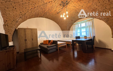 ARETÉ REAL – PREDAJ STAVEBNÉHO POZEMKU S RODINNÝM DOMOM, NEBYTOVÝMI BUDOVAMI A NÁDÁHERNOU ZÁHRADOU V CENTRE MODRY, ŠTÚROVA