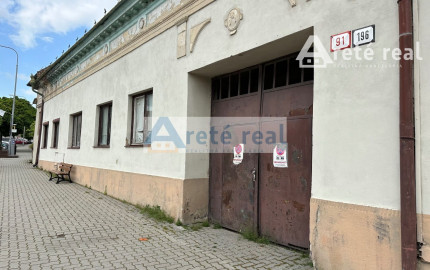 ARETÉ REAL – PREDAJ STAVEBNÉHO POZEMKU S RODINNÝM DOMOM, NEBYTOVÝMI BUDOVAMI A NÁDÁHERNOU ZÁHRADOU V CENTRE MODRY, ŠTÚROVA