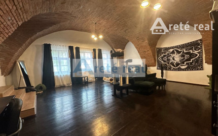 ARETÉ REAL – PREDAJ STAVEBNÉHO POZEMKU S RODINNÝM DOMOM, NEBYTOVÝMI BUDOVAMI A NÁDÁHERNOU ZÁHRADOU V CENTRE MODRY, ŠTÚROVA