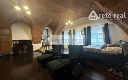 ARETÉ REAL – PREDAJ STAVEBNÉHO POZEMKU S RODINNÝM DOMOM, NEBYTOVÝMI BUDOVAMI A NÁDÁHERNOU ZÁHRADOU V CENTRE MODRY, ŠTÚROVA