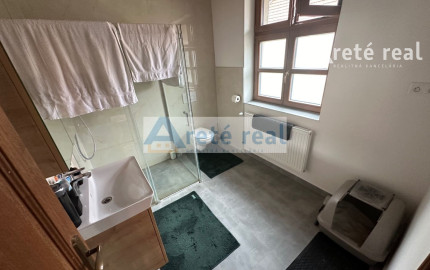 ARETÉ REAL – PREDAJ STAVEBNÉHO POZEMKU S RODINNÝM DOMOM, NEBYTOVÝMI BUDOVAMI A NÁDÁHERNOU ZÁHRADOU V CENTRE MODRY, ŠTÚROVA