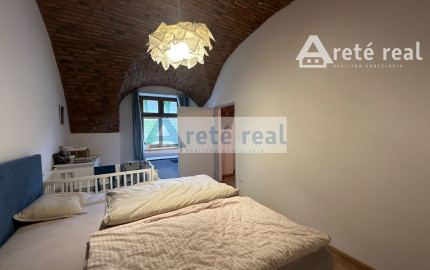 ARETÉ REAL – PREDAJ STAVEBNÉHO POZEMKU S RODINNÝM DOMOM, NEBYTOVÝMI BUDOVAMI A NÁDÁHERNOU ZÁHRADOU V CENTRE MODRY, ŠTÚROVA