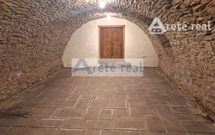 ARETÉ REAL – PREDAJ STAVEBNÉHO POZEMKU S RODINNÝM DOMOM, NEBYTOVÝMI BUDOVAMI A NÁDÁHERNOU ZÁHRADOU V CENTRE MODRY, ŠTÚROVA