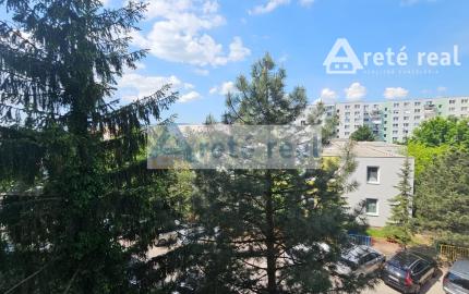 Areté real - Prenájom výborne dispozične riešeného 3,5-izbového bytu s loggiou v dobrej lokalite v Pezinku, ul. Svätoplukova