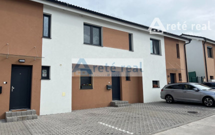 ARETÉ REAL- PRENÁJOM  KRÁSNEHO,KOMPLETNE ZARIADENÉHO 4 IZB.DOMU  V NOVOSTAVBE, 2 PARKOVACIE STÁTIA-VINOSADY