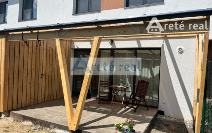 ARETÉ REAL- PRENÁJOM  KRÁSNEHO,KOMPLETNE ZARIADENÉHO 4 IZB.DOMU  V NOVOSTAVBE, 2 PARKOVACIE STÁTIA-VINOSADY