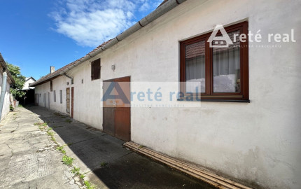 ARETÉ REAL – PREDAJ VINOHRADNÍCKEHO RODINNÉHO DOMU S NEBYTOVOU BUDOVOU V CENTRE MODRY, ŠTÚROVA
