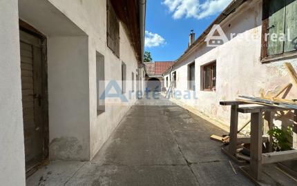 ARETÉ REAL – PREDAJ VINOHRADNÍCKEHO RODINNÉHO DOMU S NEBYTOVOU BUDOVOU V CENTRE MODRY, ŠTÚROVA