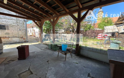 ARETÉ REAL – PREDAJ VINOHRADNÍCKEHO RODINNÉHO DOMU S NEBYTOVOU BUDOVOU V CENTRE MODRY, ŠTÚROVA