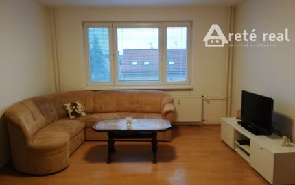 Areté real- prenájom slnečného 2 izbového bytu v centre Senca s loggiou, výťah.