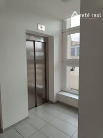 ARETÉ REAL-PRENÁJOM 4 IZ.BYTU V NOVOSTAVBE, VLASTNÉ PARKOVACIE MIESTO,PIVNICA,LOGGIA