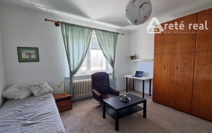 Areté real -  Prenájom veľmi pekného, priestranného 3- izbového bytu s parkovacím miestom v blízkosti centra Pezinka