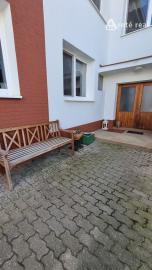 Areté real -  Prenájom veľmi pekného, priestranného 3- izbového bytu s parkovacím miestom v blízkosti centra Pezinka