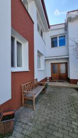 Areté real -  Prenájom veľmi pekného, priestranného 3- izbového bytu s parkovacím miestom v blízkosti centra Pezinka