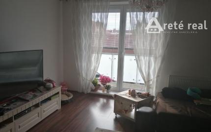 Prenájom veľmi pekného, priestranného bytu v centre Pezinka