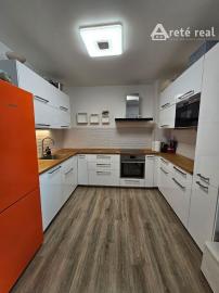 Areté real - Predaj výborne dispozične riešeného 4-izbového bytu s veľkorysou terasou a 2 parkovacími miestami v dobrej lokalite v Pezinku