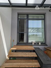 Areté real - Predaj výborne dispozične riešeného 4-izbového bytu s veľkorysou terasou a 2 parkovacími miestami v dobrej lokalite v Pezinku