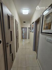 Areté real - Predaj výborne dispozične riešeného 4-izbového bytu s veľkorysou terasou a 2 parkovacími miestami v dobrej lokalite v Pezinku