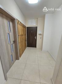 Areté real - Predaj výborne dispozične riešeného 4-izbového bytu s veľkorysou terasou a 2 parkovacími miestami v dobrej lokalite v Pezinku