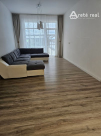 Areté real - Predaj výborne dispozične riešeného 4-izbového bytu s veľkorysou terasou a 2 parkovacími miestami v dobrej lokalite v Pezinku