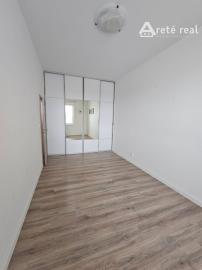 Areté real - Predaj výborne dispozične riešeného 4-izbového bytu s veľkorysou terasou a 2 parkovacími miestami v dobrej lokalite v Pezinku