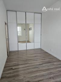 Areté real - Predaj výborne dispozične riešeného 4-izbového bytu s veľkorysou terasou a 2 parkovacími miestami v dobrej lokalite v Pezinku